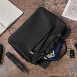 Torba męska skóra ekologiczna na dokumenty A4 laptopa czarna Beltimore M06. Czarne torby na laptopa męskie bez wzorów, ze skóry ekologicznej. Za 197.99 zł.