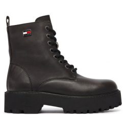 Trapery Tommy Jeans. Czarne śniegowce i trapery damskie Tommy Jeans, z jeansu. Za 749.99 zł.