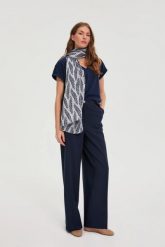 Szal w roślinny wzór granatowy. Niebieskie szaliki i chusty damskie MOODO, bez wzorów, z poliesteru. Za 59.99 zł.