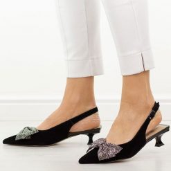 Czarne skórzane sandały damskie DiA 3130. Czarne sandały damskie DiA, bez wzorów, ze skóry, bez obcasa, na obcasie, bez zapięcia. Za 359.00 zł.