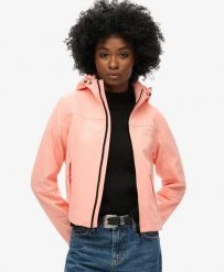 Superdry Damska kurtka Soft Shell Trekker z kapturem. Czerwone kurtki damskie Superdry., bez wzorów, z elastanu, z kapturem. Za 435.15 zł.
