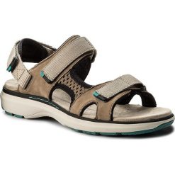Sandały CLARKS - Un Roam Step 261339334 Sand Nubuck. Klapki damskie Clarks. W wyprzedaży za 259.00 zł.