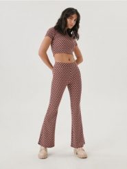 Spodnie flare high waist - czarny. Czarne spodnie materiałowe damskie Sinsay, l, bez wzorów, z dzianiny, z podwyższonym stanem. Za 59.99 zł.