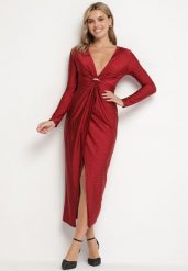 Bordowa Kopertowa Sukienka z Cyrkoniową Aplikacją Ceasia. Czerwone sukienki damskie Born2be, m, z aplikacjami, wizytowe, bez kołnierzyka, bez ramiączek, kopertowe. Za 79.99 zł.