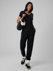 4F Spodnie dresowe joggery z modalem damskie - czarne M. Czarne spodnie dresowe damskie 4f, m, bez wzorów, z dresówki. Za 159.99 zł.