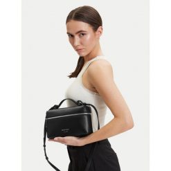 Torebka Emporio Armani. Czarne listonoszki damskie Emporio Armani, bez wzorów, bez dodatków. Za 832.99 zł.