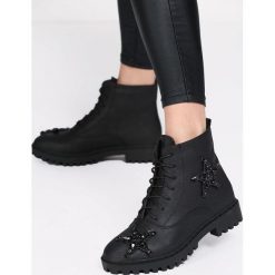Czarne Botki Black Star. Czarne botki damskie Born2be, z nubiku, retro, bez obcasa, na płaskiej podeszwie, bez zapięcia. Za 79.99 zł.