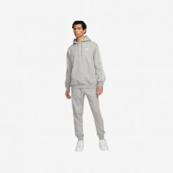 Komplet dresowy sportowy męski Nike Club Fleece Track Suit FB7296-063. Białe buty sportowe męskie Nike, z dresówki, bez zapięcia, na fitness i siłownię. Za 319.00 zł.