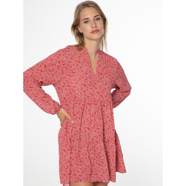 Sukienka damska z długim rękawem Protest PRTSALUD. Białe koszulki sportowe damskie Protest, s, bez wzorów, bez kołnierzyka, bez ramiączek, trekkingowe. W wyprzedaży za 127.99 zł.