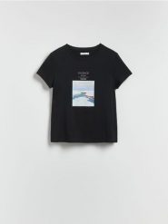 Bawełniany t-shirt z nadrukiem - czarny. Czarne t-shirty damskie Reserved, l, bez wzorów, z bawełny, bez kołnierzyka. Za 49.99 zł.