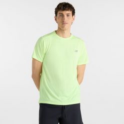 Koszulka męska New Balance MT41222AFG – zielona. Zielone koszulki sportowe męskie New Balance, m, bez wzorów, z materiału, bez kołnierzyka, bez ramiączek, na fitness i siłownię. Za 149.99 zł.