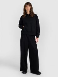 4F Spodnie dresowe z szerokimi nogawkami damskie - czarne M. Czarne spodnie dresowe damskie 4f, l, bez wzorów, z bawełny. Za 169.99 zł.