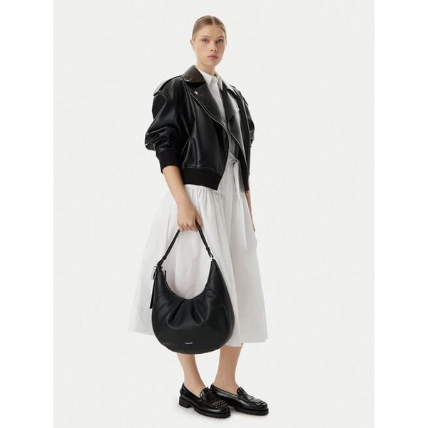 Torebka Calvin Klein. Czarne torebki do ręki damskie Calvin Klein, bez wzorów, klasyczne, bez dodatków. Za 529.99 zł.