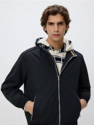 Kurtka bomberka ze stójką - czarny. Czarne kurtki męskie Reserved, l, bez wzorów, z bawełny, bez kaptura. Za 169.99 zł.