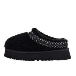 UGG Tazz Slipper Heritage Braid Black. Czarne klapki damskie UGG, bez wzorów, bez obcasa. Za 1,062.19 zł.
