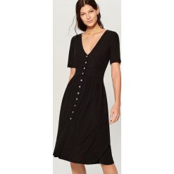 Sukienka midi - Czarny. Czarne sukienki damskie marki Mohito. Za 119.99 zł.