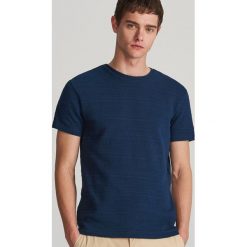Dzianinowy T-shirt - Granatowy. Niebieskie t-shirty męskie marki Reserved, bez wzorów, z dzianiny, bez kołnierzyka. Za 79.99 zł.