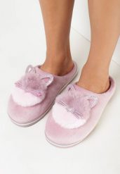 Różowe Kapcie Futrzane z Kotkiem Rirovi. Czerwone kapcie damskie Born2be, z aplikacjami, z dresówki. Za 29.99 zł.