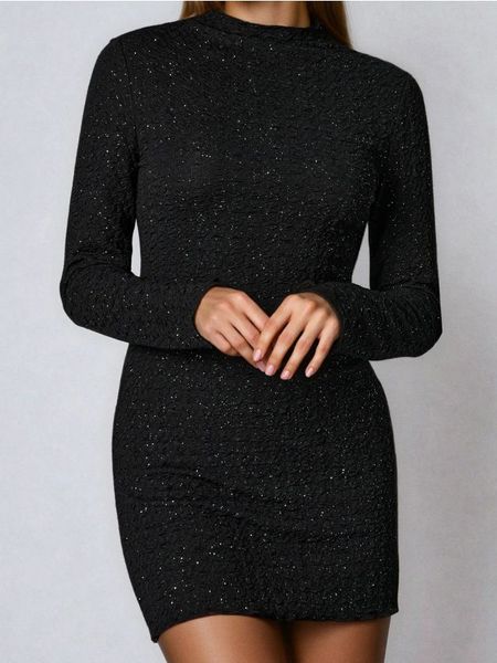 Elegancka sukienka midi z połyskiem - czarny. Czarne sukienki damskie Sinsay, l, bez wzorów, eleganckie, bez kołnierzyka, bez ramiączek, midi. Za 39.99 zł.
