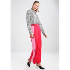 Spodnie w kolorze różowym. Spodnie materiałowe damskie marki Mint & berry & Co. W wyprzedaży za 104.95 zł.