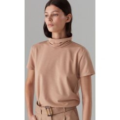 Koszulka z golfem - Kremowy. T-shirty damskie marki Mohito. Za 29.99 zł.