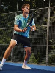 4F Spodenki tenisowe 2w1 szybkoschnące męskie - czarne S. Czarne krótkie spodenki sportowe męskie 4f, m, bez wzorów, z materiału, na fitness i siłownię. Za 169.99 zł.