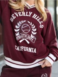 Bluza crewneck z nadrukiem - bordowy. Czerwone bluzy damskie Sinsay, l, bez wzorów, bez kaptura. Za 49.99 zł.