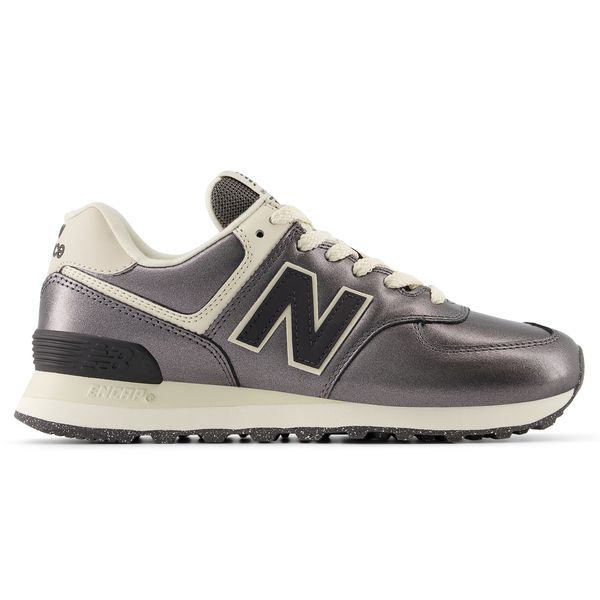 Buty damskie New Balance WL574MGS – srebrne. Szare obuwie sportowe damskie New Balance, bez wzorów, z materiału. Za 499.99 zł.