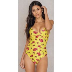 NA-KD Swimwear Kostium kąpielowy sznurowany z tyłu - Multicolor,Yellow. Kostiumy jednoczęściowe damskie marki NABAIJI. W wyprzedaży za 30.28 zł.