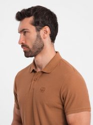 Męska koszulka polo jednokolorowa BASIC z dzianiny pique - brązowa V23. Brązowe koszulki polo męskie Ombre Clothing, m, z aplikacjami, z bawełny, casualowe, bez ramiączek. W wyprzedaży za 79.99 zł.