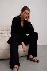Luźne prążkowane spodnie w kolorze TOTALLY BLACK - LYNX-M/L. Czarne spodnie materiałowe damskie Marsala, l, bez wzorów, z gumy. Za 299.90 zł.