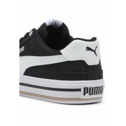 Sneakersy unisex Court Classic Vulcanised Formstrip PUMA Black White. Białe obuwie sportowe damskie Puma, bez wzorów, trekkingowe. W wyprzedaży za 189.99 zł.