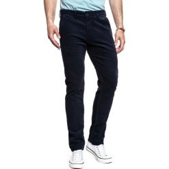 LEE SPODNIE MĘSKIE CHINO DARK MARINE L768WJ21. Niebieskie spodnie materiałowe męskie Lee, l, bez wzorów, z materiału, marine. Za 179.99 zł.