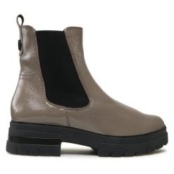 Botki Caprice. Brązowe botki damskie Caprice, bez obcasa, na płaskiej podeszwie, bez zapięcia. Za 559.99 zł.