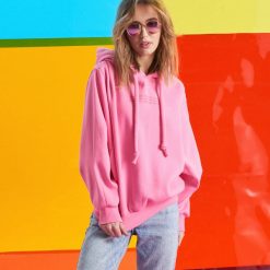 Różowa bluza z kapturem - Różowy. Bluzy damskie marki Cropp. Za 99.99 zł.