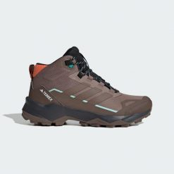 Buty turystyczne Terrex Skychaser AX5 Mid GORE-TEX. Brązowe obuwie sportowe damskie Adidas, bez wzorów, z gore-texu, wspinaczkowe. Za 599.00 zł.