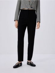 Spodnie cygaretki z wysokim stanem - czarny. Czarne spodnie materiałowe damskie Reserved, l, bez wzorów, z tkaniny, z podwyższonym stanem. W wyprzedaży za 79.99 zł.