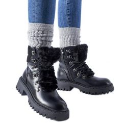 Czarne workery z ozdobnym futerkiem Quarto. Czarne botki damskie z futra, z okrągłym noskiem, za kostkę, bez obcasa, na obcasie, bez zapięcia. Za 225.89 zł.