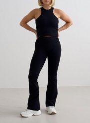 Damskie legginsy bezszwowe rozszerzane, squat proof Shape Seamless czarne. Czarne legginsy damskie Aim'n, xs, bez wzorów, z dzianiny, z podwyższonym stanem, na fitness i siłownię. Za 339.00 zł.