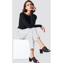 NA-KD Classic Luźne spodnie garniturowe - White. Spodnie materiałowe damskie marki NA-KD Classic. W wyprzedaży za 97.17 zł.