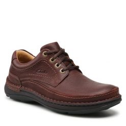 Półbuty Clarks. Brązowe półbuty na co dzień męskie Clarks, bez zapięcia. Za 389.99 zł.