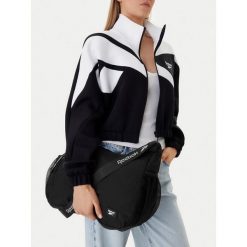Torebka Reebok. Czarne torebki do ręki damskie Reebok, bez wzorów, klasyczne, bez dodatków. Za 89.99 zł.