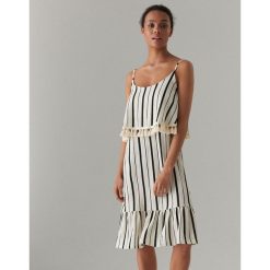 Sukienka w paski z chwostami - Kremowy. Sukienki damskie marki Mohito. Za 149.99 zł.