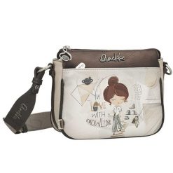 Torebka damska Anekke, listonoszka z dekoracyjnym nadrukiem i metalowym logo zapinana na suwak wyposażona w regulowany pasek oraz ozdobną zawieszkę,. Brązowe listonoszki damskie Anekke, bez wzorów, biznesowe, na ramię, z nadrukiem, bez dodatków. Za 339.00 zł.