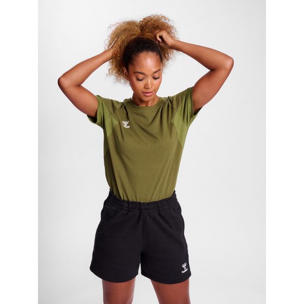 Koszulka damska Hummel Travel. Zielone koszulki sportowe damskie Hummel, bez wzorów, bez kołnierzyka, bez ramiączek, do piłki nożnej. Za 127.00 zł.