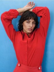 Bawełniana koszula z ażurowym wykończeniem rękawa - czerwony. Czerwone koszule damskie Sinsay, l, w ażurowe wzory, z bawełny, bez kołnierzyka, bez ramiączek. Za 49.99 zł.