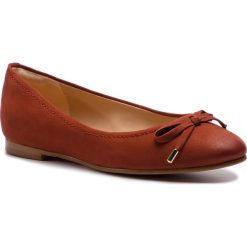 Baleriny CLARKS - Grace Lily 261389544 Rust Nubuck. Czerwone półbuty damskie Clarks, bez wzorów, z materiału, bez obcasa, bez zapięcia. W wyprzedaży za 239.00 zł.