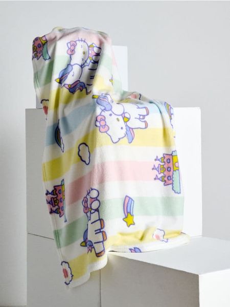 Koc dziecięcy Hello Kitty - wielobarwny. Kocyki dla dzieci Sinsay. Za 29.99 zł.
