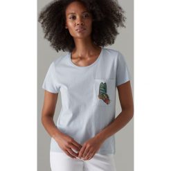 Koszulka z nadrukiem na kieszonce - Niebieski. T-shirty damskie marki Mohito. Za 39.99 zł.