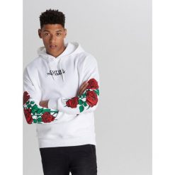 Bluza z kapturem w róże - Biały. Białe bluzy męskie Cropp, l, bez wzorów, z kapturem. Za 129.99 zł.